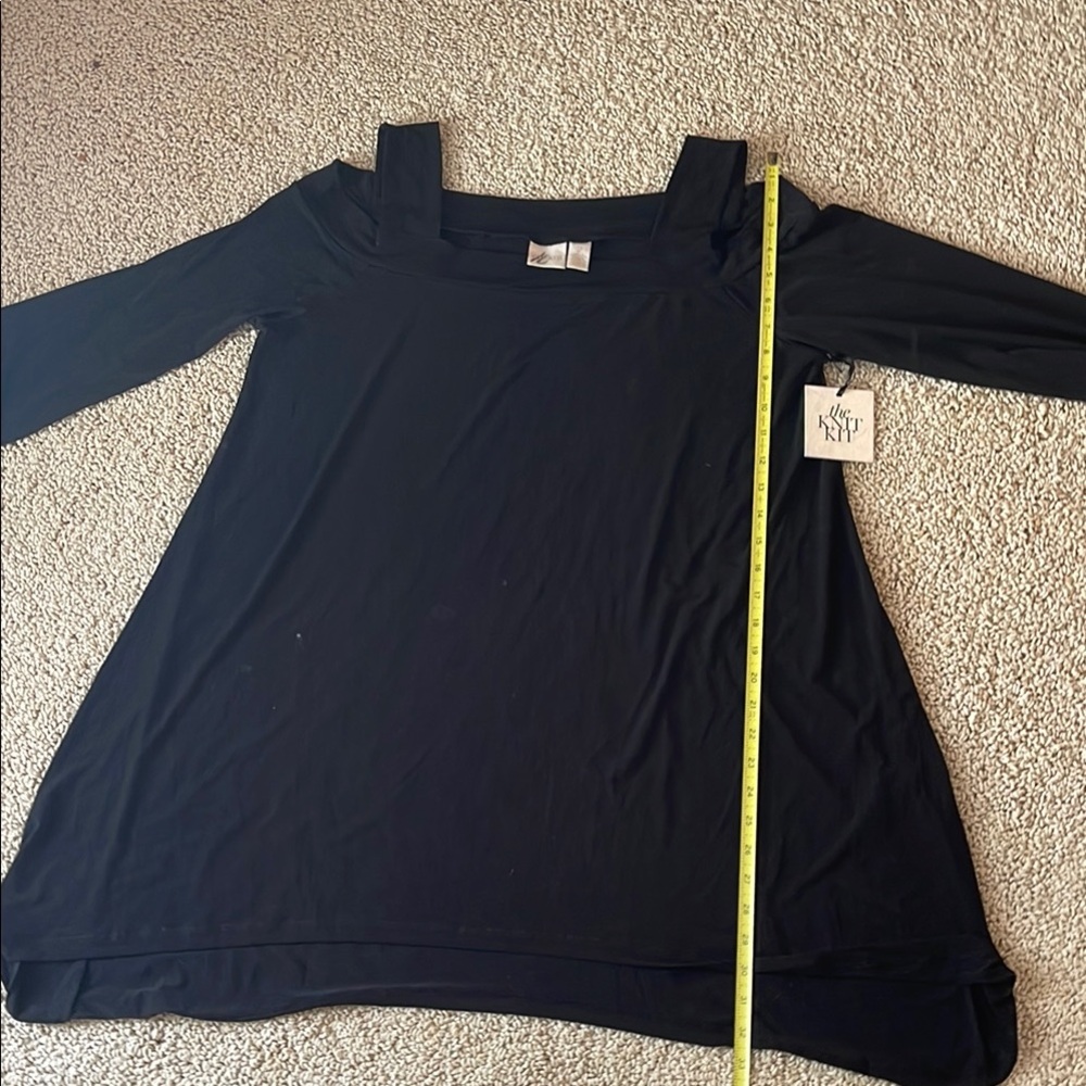 NWT- Chico's the Knit Kit Black 3/4 cold shoulder Sleeve Tunic